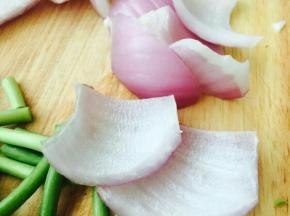 葱头切块。