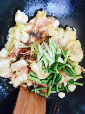 放葱，蒜薹翻炒。