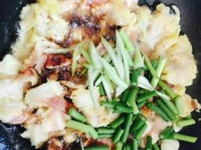 放葱，蒜薹翻炒。