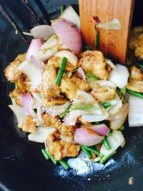 加纯净水，盖锅盖焖，最后收汁即可。