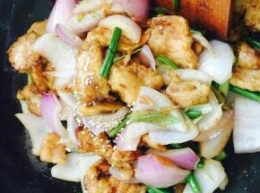 加纯净水，盖锅盖焖，最后收汁即可。