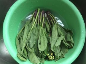 芥蓝用淘米水清洗第一次，然后再用清水冲洗干净