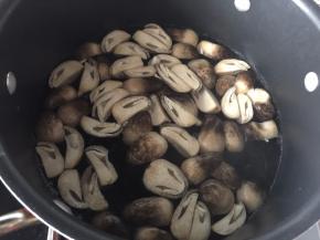 锅中烧开水，放入草菇焯烫，焯烫时水里放入3g盐和少许油