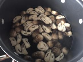 锅中烧开水，放入草菇焯烫，焯烫时水里放入3g盐和少许油