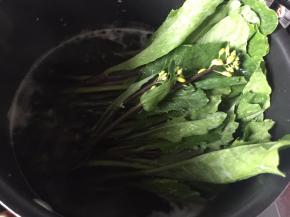 然后也将芥蓝放入沸水锅中焯烫