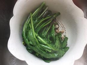 同样将芥蓝捞出沥干水分