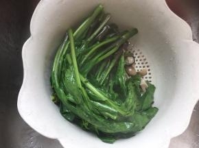 同样将芥蓝捞出沥干水分