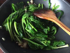 再放入芥蓝翻炒