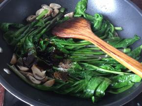 然后加入2g盐、蚝油、美极鲜味汁炒匀