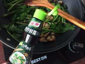 起锅时滴入家乐热炒鲜露，然后夹起芥蓝，草菇在锅里用水淀粉勾芡一下