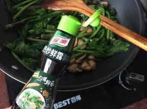 起锅时滴入家乐热炒鲜露，然后夹起芥蓝，草菇在锅里用水淀粉勾芡一下