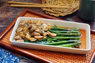 最后将草菇倒入装好芥蓝的盘中