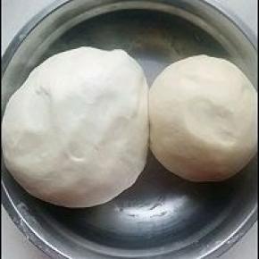 直接油皮和油酥材料各放置面包桶或者搅拌机中混合搅拌成团。松弛半个小时。