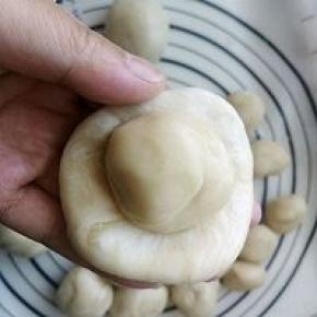 油皮包住油酥备用