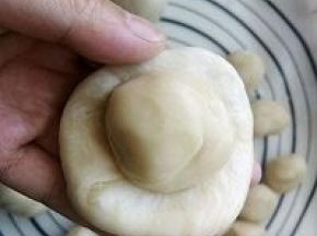 油皮包住油酥备用