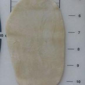 将包好的面团擀开，不要太长了。