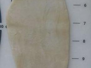 将包好的面团擀开，不要太长了。