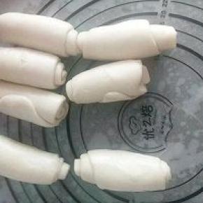 全部卷起来，在擀开，在卷起，两次。卷好后盖上保鲜膜以免表皮干。