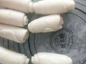 全部卷起来，在擀开，在卷起，两次。卷好后盖上保鲜膜以免表皮干。