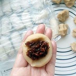 莲蓉25克一个，莲蓉馅包入少许玫瑰花酱。封口捏紧，避免油酥漏出来。