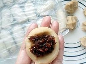 莲蓉25克一个，莲蓉馅包入少许玫瑰花酱。封口捏紧，避免油酥漏出来。