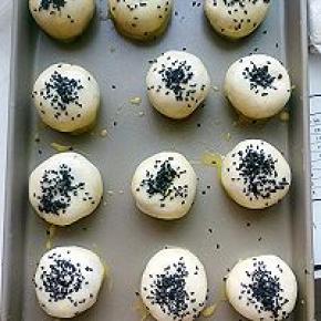 依次包好刷上蛋液撒上，白芝麻或者黑芝麻