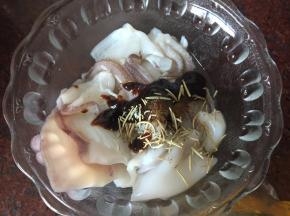 将所有调料放入洗净切块的鱿鱼中搅拌均匀