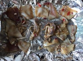 将鱿鱼放入铺有锡纸的烤盘中