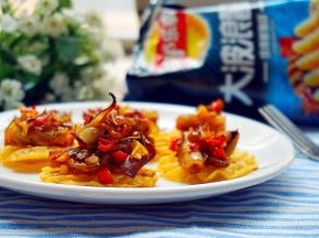 鱿鱼烤好后取薯片，将烤好的鱿鱼放入薯片上