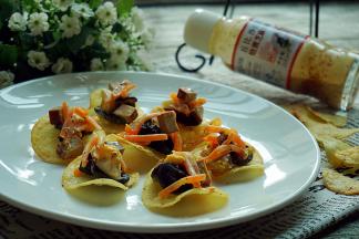 然后将拌好的沙拉料勺入青瓜薯片上