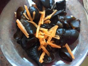 捞起焯熟的胡萝卜和小碗耳