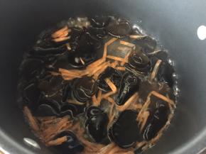 胡萝卜抽丝后与泡发好的小碗耳煮熟