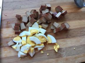 鸡蛋和鸡蛋干切成小块