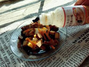 放入切好的鸡蛋和鸡蛋干后淋入沙拉汁