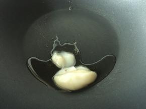 勺两勺猪油放入锅中热锅后放入京葱爆香