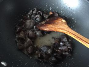 然后放入小海参炒