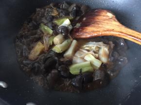 倒入配备好的京葱