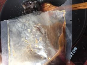 倒入配备好的酱汁（没有的也可以自己调制：用鲜味酱油和蚝油、葱姜料酒调制）