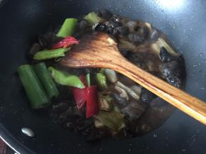 放入青红辣椒翻炒