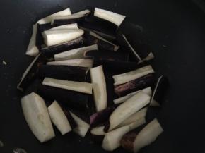 取出花椒粒，然后放入茄子煎软