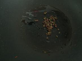 锅里热油后放入花椒粒炒香