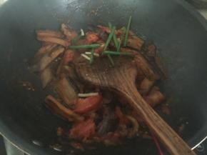 最后加入太太乐鲜鸡汁、生抽、白砂糖、盐、葱段翻炒均匀即可