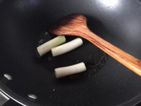 京葱取头部段，放入油锅里爆出香味