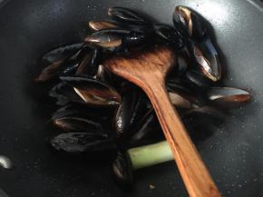 然后放入紫怡贝炒