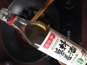 加入葱姜料酒