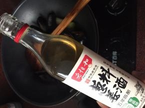 加入葱姜料酒