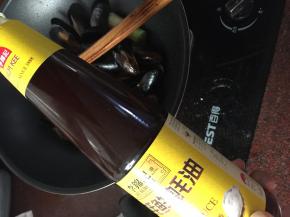 加入蚝油翻炒均匀即可