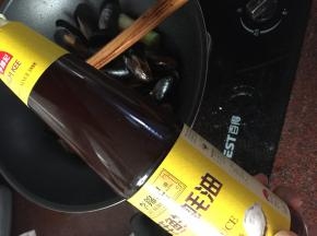 加入蚝油翻炒均匀即可