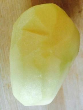 准备一个土豆，去皮。