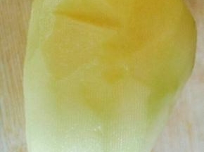 准备一个土豆，去皮。